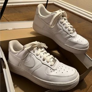 Women’s Air Force 1 size 7. VERY GENTLY worn.
